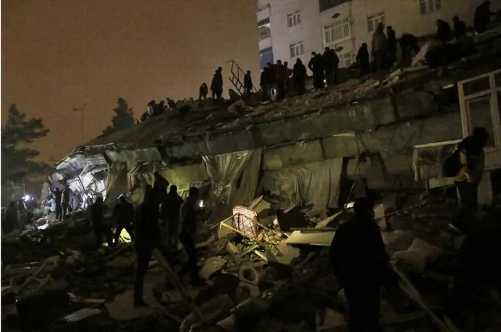 Động đất mạnh tại Thổ Nhĩ Kỳ gây thiệt hại nặng nề cho nước láng giềng Syria - Ảnh 6. Động đất mạnh tại Thổ Nhĩ Kỳ gây thiệt hại nặng nề cho nước láng giềng Syria - Ảnh 6.