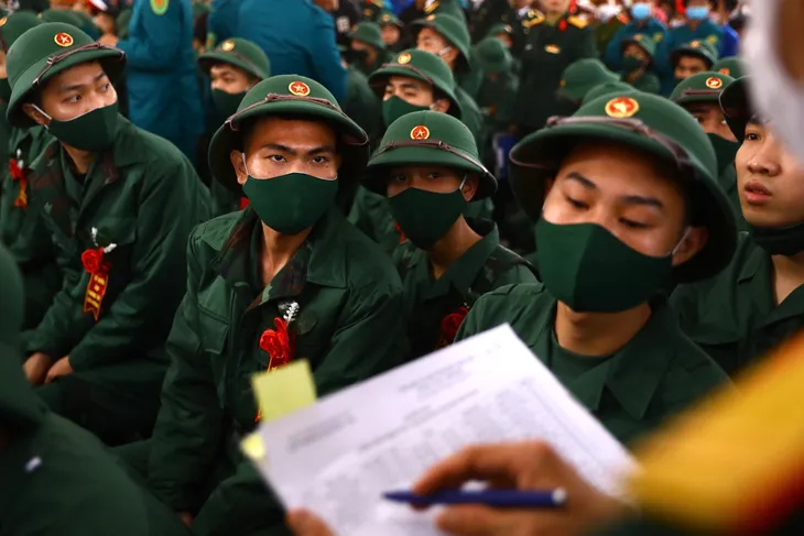 Thanh niên Thủ đô nô nức lên đường thực hiện nghĩa vụ quân sự năm 2023 - Ảnh 3.