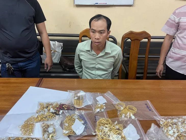 TP. Hồ Chí Minh: Khen thưởng 4 tập thể phá nhanh vụ trộm hơn 100 lượng vàng - Ảnh 1. TP. Hồ Chí Minh: Khen thưởng 4 tập thể phá nhanh vụ trộm hơn 100 lượng vàng - Ảnh 1.