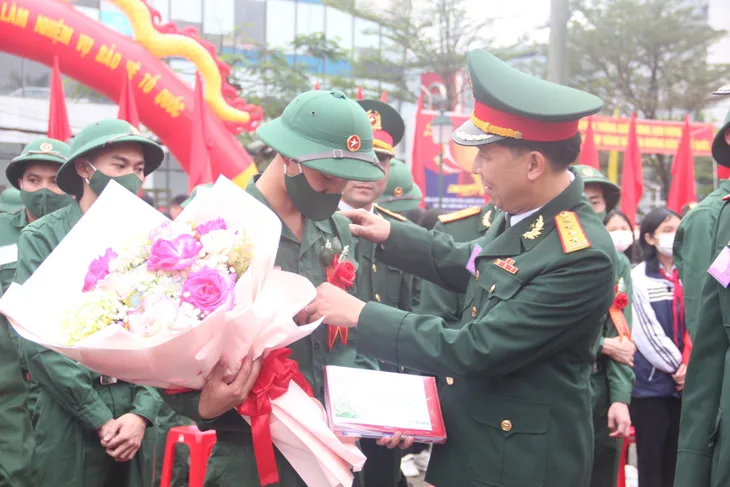 Quân khu 4 hoàn thành giao nhận quân năm 2023 - Ảnh 2. Quân khu 4 hoàn thành giao nhận quân năm 2023 - Ảnh 2.