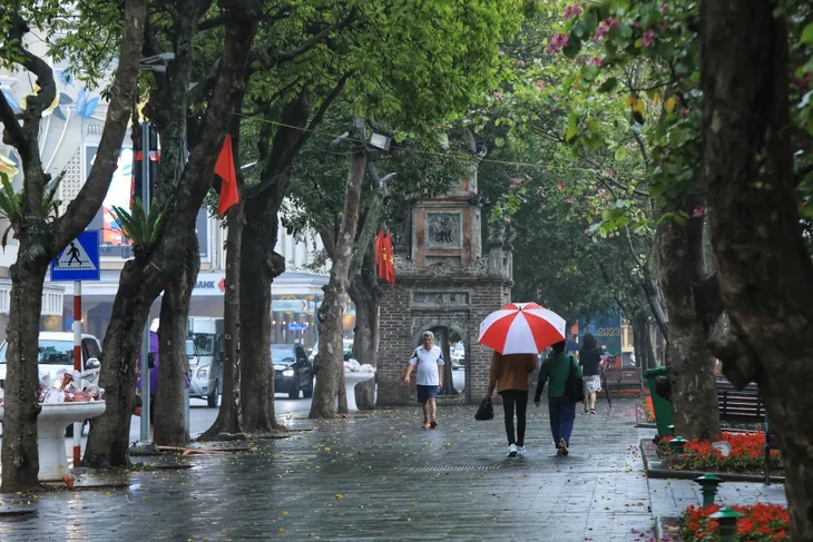 Hà Nội ẩn hiện trong tiết trời mưa Xuân - Ảnh 2. Hà Nội ẩn hiện trong tiết trời mưa Xuân - Ảnh 2.