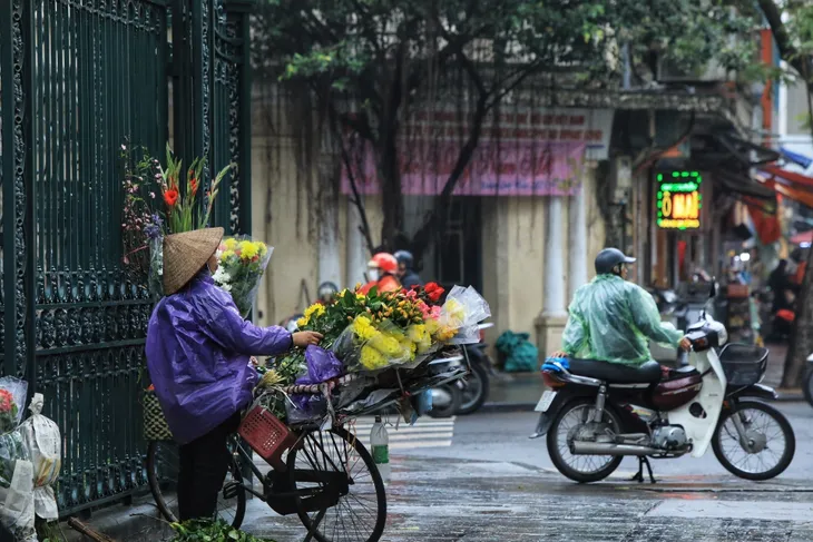 Hà Nội ẩn hiện trong tiết trời mưa Xuân - Ảnh 6. Hà Nội ẩn hiện trong tiết trời mưa Xuân - Ảnh 6.