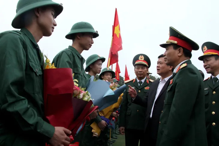 Quân khu 4 hoàn thành giao nhận quân năm 2023 - Ảnh 1. Quân khu 4 hoàn thành giao nhận quân năm 2023 - Ảnh 1.