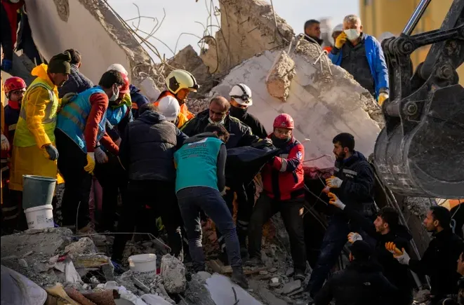 Động đất ở Thổ Nhĩ Kỳ - Syria: Số người thiệt mạng vượt 7.700 - Ảnh 2. Động đất ở Thổ Nhĩ Kỳ - Syria: Số người thiệt mạng vượt 7.700 - Ảnh 2.