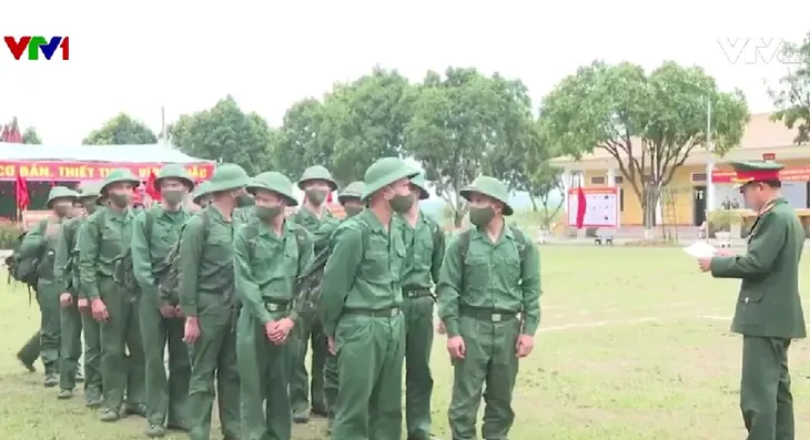 Ngày đầu trong doanh trại của tân binh - Ảnh 1.