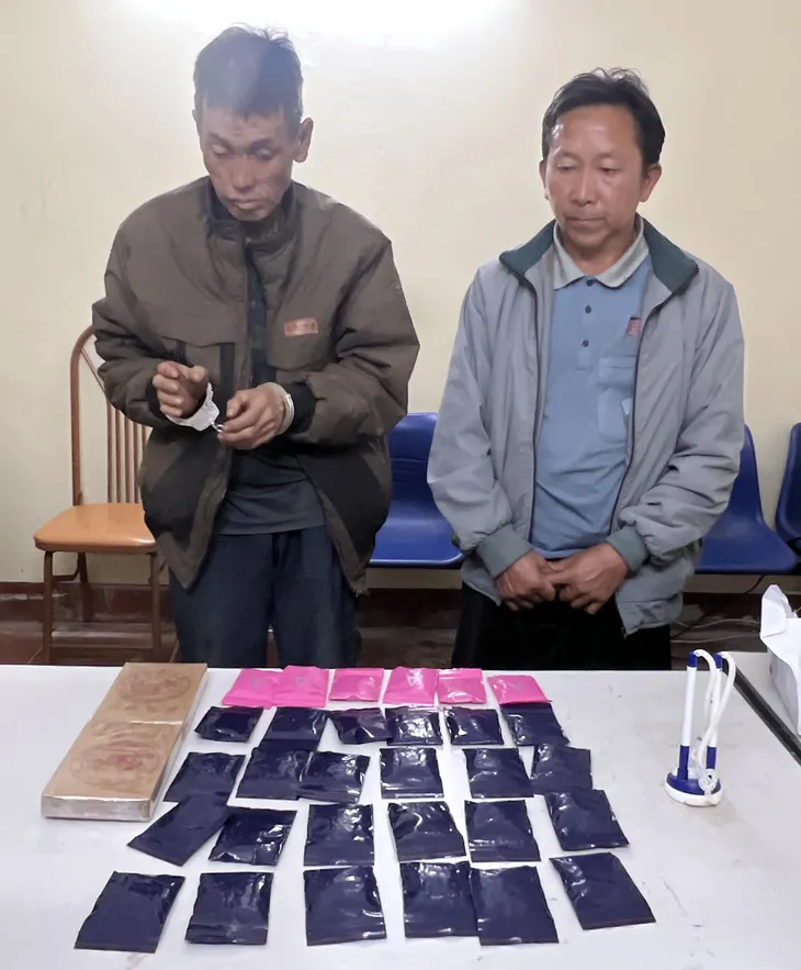Bắt giữ hai đối tượng mua bán 2 bánh heroin, trên 5.000 viên ma túy tổng hợp - Ảnh 1. Bắt giữ hai đối tượng mua bán 2 bánh heroin, trên 5.000 viên ma túy tổng hợp - Ảnh 1.