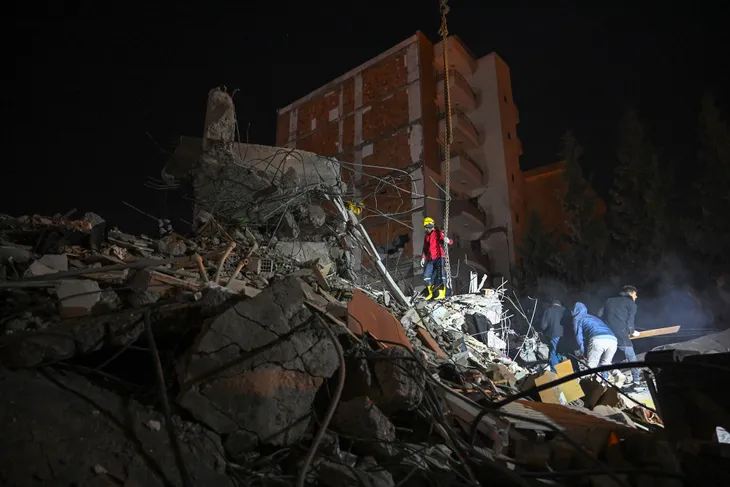 Số người tử vong trong trận động đất kinh hoàng ở Thổ Nhĩ Kỳ, Syria vượt 16.000 - Ảnh 1. Số người tử vong trong trận động đất kinh hoàng ở Thổ Nhĩ Kỳ, Syria vượt 16.000 - Ảnh 1.
