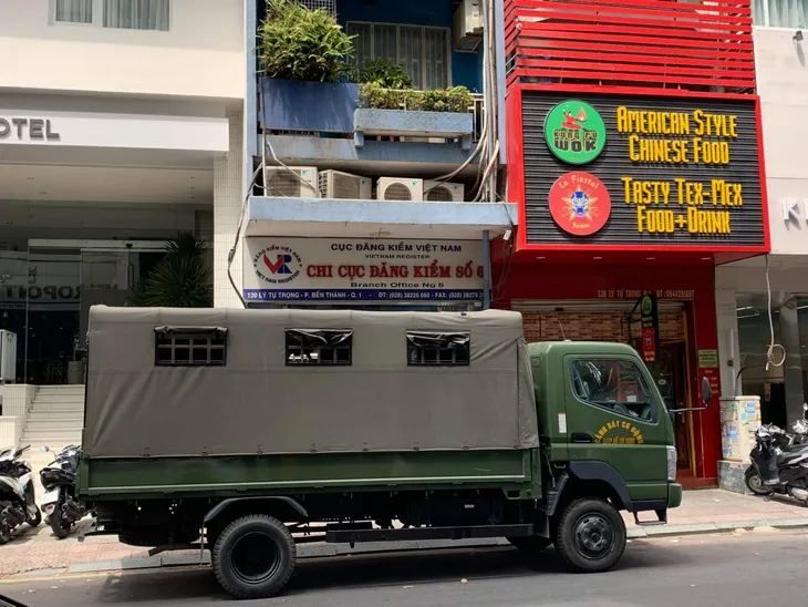 Công an đang khám xét Chi cục Đăng kiểm số 6 tại TP Hồ Chí Minh - Ảnh 1. Công an đang khám xét Chi cục Đăng kiểm số 6 tại TP Hồ Chí Minh - Ảnh 1.