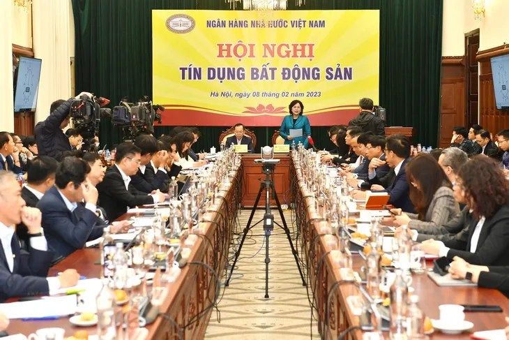 NHNN: Phấn đấu giảm lãi suất cho vay, gỡ khó cho bất động sản - Ảnh 2. NHNN: Phấn đấu giảm lãi suất cho vay, gỡ khó cho bất động sản - Ảnh 2.