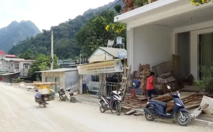 Thi công đường quốc lộ gây nứt hàng trăm nhà dân - Ảnh 2. Thi công đường quốc lộ gây nứt hàng trăm nhà dân - Ảnh 2.
