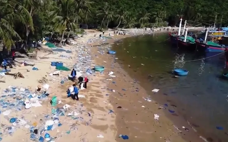 Rác thải nhựa đe dọa nhiều vùng vịnh trong xanh ở Phú Yên - Ảnh 2. Rác thải nhựa đe dọa nhiều vùng vịnh trong xanh ở Phú Yên - Ảnh 2.