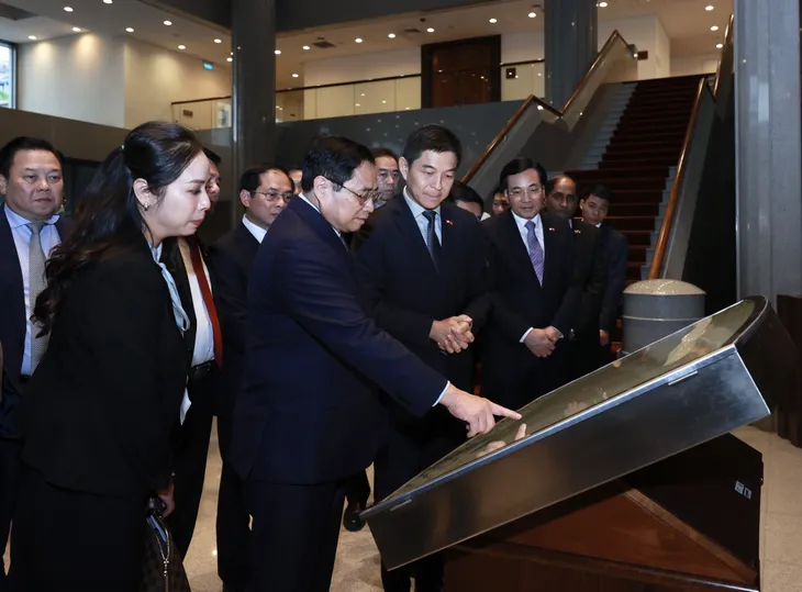 Thủ tướng hội kiến Chủ tịch Quốc hội Singapore - Ảnh 2. Thủ tướng hội kiến Chủ tịch Quốc hội Singapore - Ảnh 2.