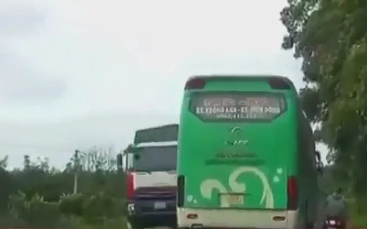 Xe khách vượt ẩu khiến người đi xe máy té ngã - Ảnh 1. Xe khách vượt ẩu khiến người đi xe máy té ngã - Ảnh 1.