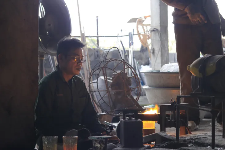 Bập bùng đỏ lửa giữ nghề thổi thủy tinh Xối Trì - Ảnh 3. Bập bùng đỏ lửa giữ nghề thổi thủy tinh Xối Trì - Ảnh 3.