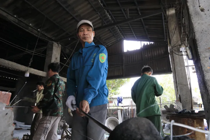 Bập bùng đỏ lửa giữ nghề thổi thủy tinh Xối Trì - Ảnh 4. Bập bùng đỏ lửa giữ nghề thổi thủy tinh Xối Trì - Ảnh 4.