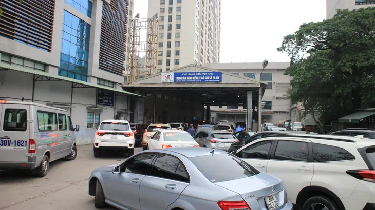 Hà Nội: Thiếu đăng kiểm viên, người dân “chôn chân” chờ đến lượt - Ảnh 8.