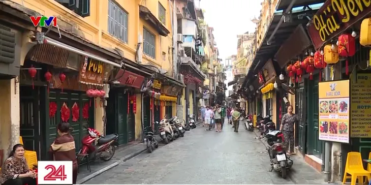 Tăng cường xử lý biển quảng cáo chưa phù hợp khu vực phố cổ - Ảnh 4. Tăng cường xử lý biển quảng cáo chưa phù hợp khu vực phố cổ - Ảnh 4.