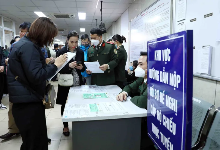 Cận cảnh cuốn hộ chiếu phổ thông có gắn chíp điện tử cấp từ ngày 1/3 - Ảnh 4. Cận cảnh cuốn hộ chiếu phổ thông có gắn chíp điện tử cấp từ ngày 1/3 - Ảnh 4.