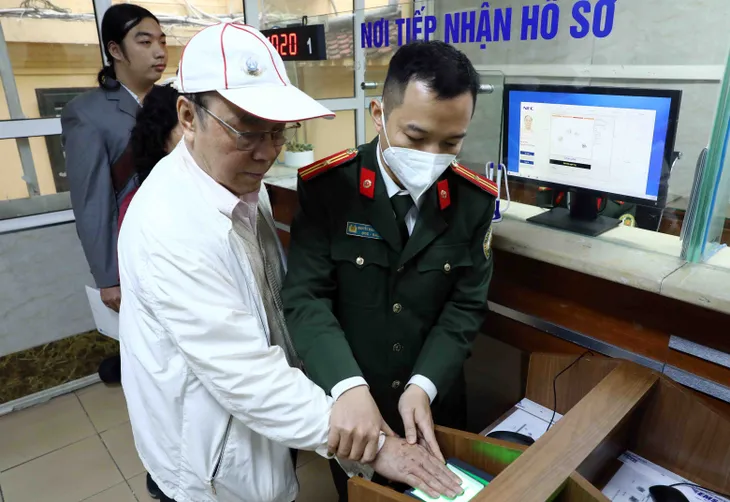 Cận cảnh cuốn hộ chiếu phổ thông có gắn chíp điện tử cấp từ ngày 1/3 - Ảnh 8. Cận cảnh cuốn hộ chiếu phổ thông có gắn chíp điện tử cấp từ ngày 1/3 - Ảnh 8.