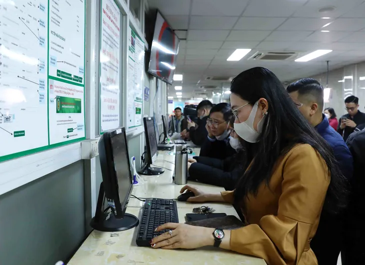 Cận cảnh cuốn hộ chiếu phổ thông có gắn chíp điện tử cấp từ ngày 1/3 - Ảnh 5. Cận cảnh cuốn hộ chiếu phổ thông có gắn chíp điện tử cấp từ ngày 1/3 - Ảnh 5.