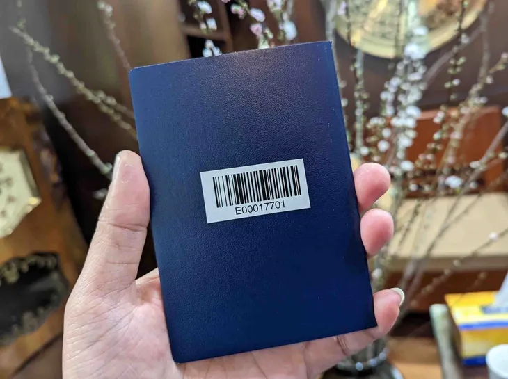Cận cảnh cuốn hộ chiếu phổ thông có gắn chíp điện tử cấp từ ngày 1/3 - Ảnh 3. Cận cảnh cuốn hộ chiếu phổ thông có gắn chíp điện tử cấp từ ngày 1/3 - Ảnh 3.