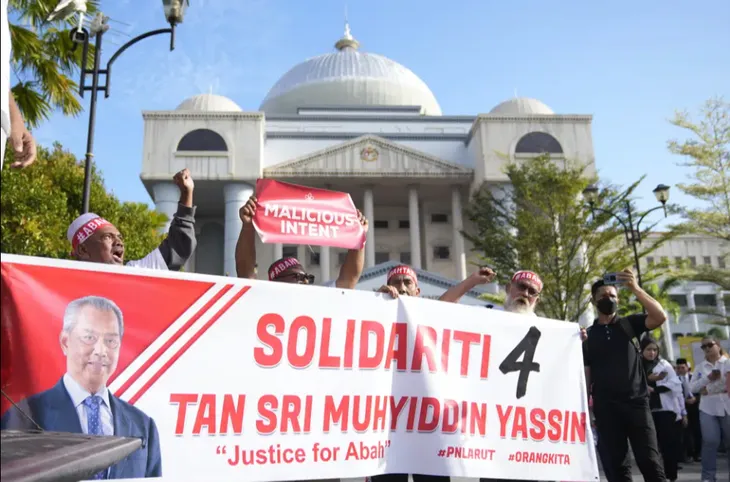 Cựu Thủ tướng Malaysia Muhyiddin bị buộc tội lạm quyền và rửa tiền - Ảnh 2. Cựu Thủ tướng Malaysia Muhyiddin bị buộc tội lạm quyền và rửa tiền - Ảnh 2.