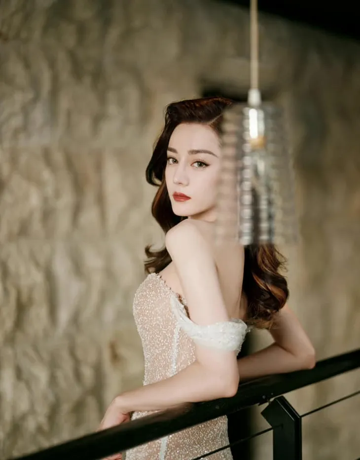 Địch Lệ Nhiệt Ba yêu kiều khoe đường cong hút mắt - Ảnh 2. Địch Lệ Nhiệt Ba yêu kiều khoe đường cong hút mắt - Ảnh 2.