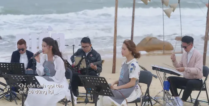 Đông Nhi, Hòa Minzy so kè giọng hát với bản hit Giữ em đi - Ảnh 3. Đông Nhi, Hòa Minzy so kè giọng hát với bản hit Giữ em đi - Ảnh 3.