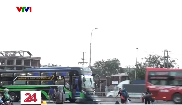 Xe dù, bến cóc vẫn nhộn nhịp tại TP Hồ Chí Minh - Ảnh 1. Xe dù, bến cóc vẫn nhộn nhịp tại TP Hồ Chí Minh - Ảnh 1.