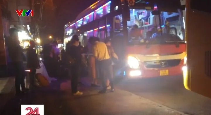 Xe dù, bến cóc vẫn nhộn nhịp tại TP Hồ Chí Minh - Ảnh 2. Xe dù, bến cóc vẫn nhộn nhịp tại TP Hồ Chí Minh - Ảnh 2.