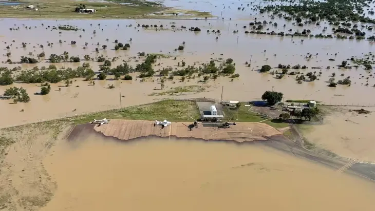 Australia: Mưa lớn gây lũ lụt nghiêm trọng, người dân bang Queensland phải sơ tán - Ảnh 1. Australia: Mưa lớn gây lũ lụt nghiêm trọng, người dân bang Queensland phải sơ tán - Ảnh 1.