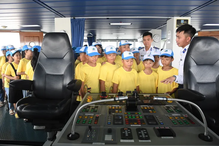Giao lưu, tìm hiểu truyền thống Cảnh sát biển - Ảnh 2. Giao lưu, tìm hiểu truyền thống Cảnh sát biển - Ảnh 2.