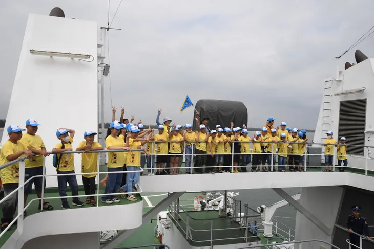 Giao lưu, tìm hiểu truyền thống Cảnh sát biển - Ảnh 3. Giao lưu, tìm hiểu truyền thống Cảnh sát biển - Ảnh 3.