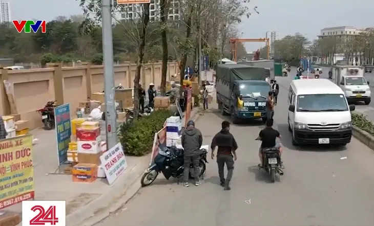 Nhiều bãi xe tự phát giữa Thủ đô - Ảnh 1. Nhiều bãi xe tự phát giữa Thủ đô - Ảnh 1.
