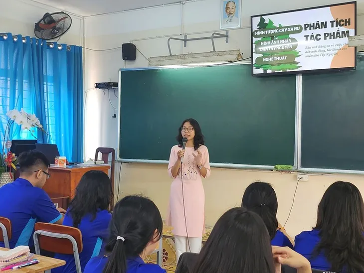 Học sinh hào hứng trải nghiệm một ngày làm giáo viên - Ảnh 1. Học sinh hào hứng trải nghiệm một ngày làm giáo viên - Ảnh 1.