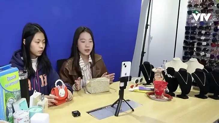 Livestream đa ngôn ngữ bùng nổ tại Trung Quốc - Ảnh 1. Livestream đa ngôn ngữ bùng nổ tại Trung Quốc - Ảnh 1.