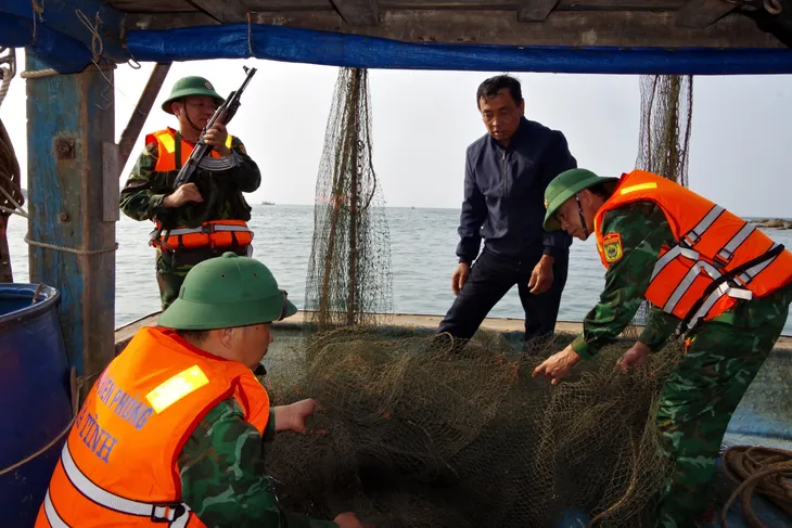 Hà Tĩnh: Liên tiếp bắt giữ 8 thuyền đánh cá bằng giã cào - Ảnh 2. Hà Tĩnh: Liên tiếp bắt giữ 8 thuyền đánh cá bằng giã cào - Ảnh 2.
