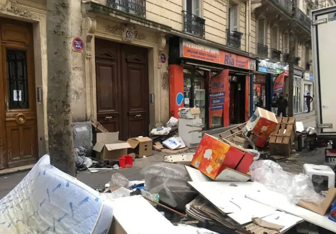 Làn sóng bãi công lên cao, người dân Paris chật vật giữa khủng hoảng rác - Ảnh 1. Làn sóng bãi công lên cao, người dân Paris chật vật giữa khủng hoảng rác - Ảnh 1.