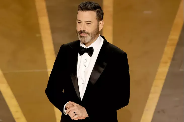 Oscar 2023: MC đùa cợt về cái tát của Will Smith - Ảnh 1. Oscar 2023: MC đùa cợt về cái tát của Will Smith - Ảnh 1.