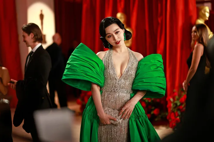 Những bộ trang phục lộng lẫy nhất trên thảm đỏ Oscar 2023 - Ảnh 16. Những bộ trang phục lộng lẫy nhất trên thảm đỏ Oscar 2023 - Ảnh 16.