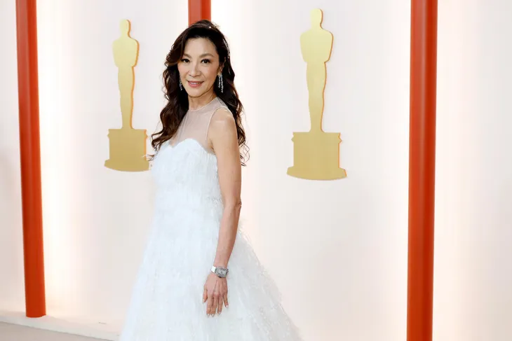 Những bộ trang phục lộng lẫy nhất trên thảm đỏ Oscar 2023 - Ảnh 2. Những bộ trang phục lộng lẫy nhất trên thảm đỏ Oscar 2023 - Ảnh 2.