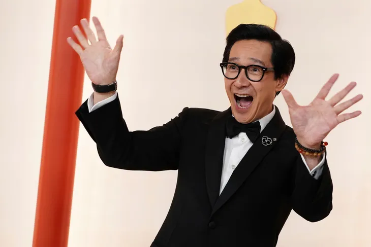 Những bộ trang phục lộng lẫy nhất trên thảm đỏ Oscar 2023 - Ảnh 10. Những bộ trang phục lộng lẫy nhất trên thảm đỏ Oscar 2023 - Ảnh 10.
