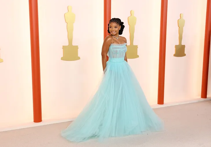 Những bộ trang phục lộng lẫy nhất trên thảm đỏ Oscar 2023 - Ảnh 11. Những bộ trang phục lộng lẫy nhất trên thảm đỏ Oscar 2023 - Ảnh 11.