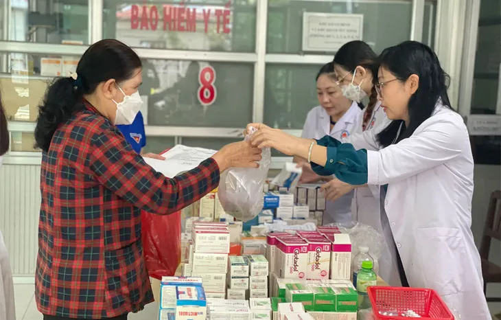 Khám, phát thuốc miễn phí cho hơn 300 người có hoàn cảnh khó khăn tại Bến Tre - Ảnh 1. Khám, phát thuốc miễn phí cho hơn 300 người có hoàn cảnh khó khăn tại Bến Tre - Ảnh 1.