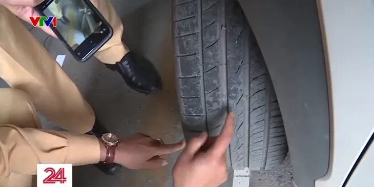 Cảnh sát giao thông hỗ trợ các trung tâm đăng kiểm ở Hà Nội - Ảnh 1. Cảnh sát giao thông hỗ trợ các trung tâm đăng kiểm ở Hà Nội - Ảnh 1.