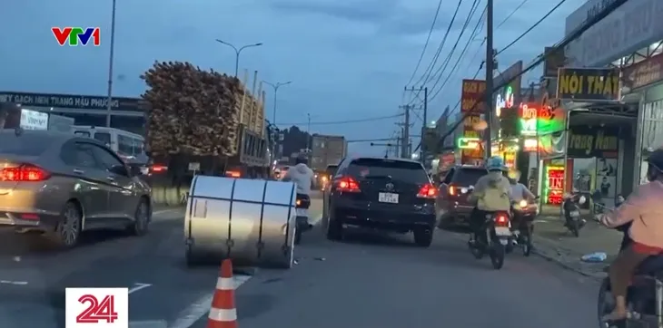 Xe chở cuộn tôn, thép ràng buộc không chắc chắn hoạt động rầm rộ trở lại - Ảnh 1. Xe chở cuộn tôn, thép ràng buộc không chắc chắn hoạt động rầm rộ trở lại - Ảnh 1.