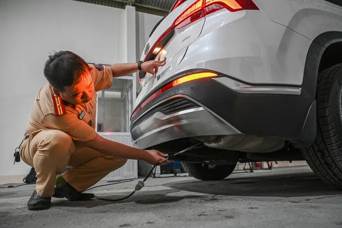 Dần giải tỏa áp lực cho các trung tâm đăng kiểm - Ảnh 1. Dần giải tỏa áp lực cho các trung tâm đăng kiểm - Ảnh 1.