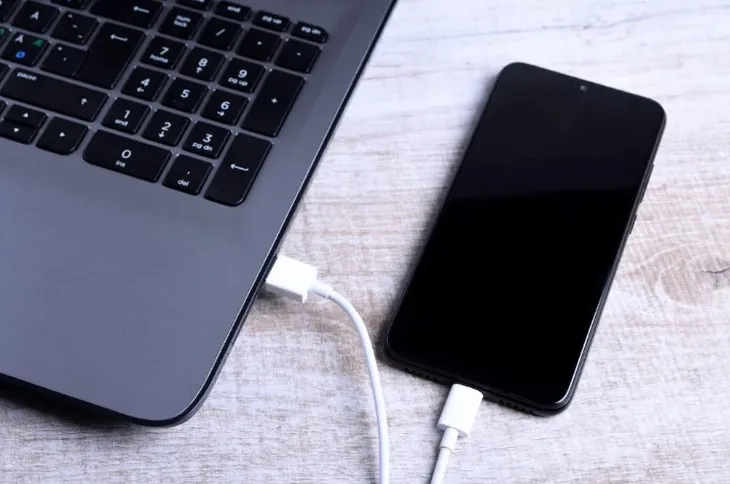 Có nên sạc điện thoại qua cổng USB của máy tính? - Ảnh 1. Có nên sạc điện thoại qua cổng USB của máy tính? - Ảnh 1.