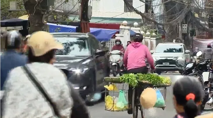 Vỉa hè và sinh kế cho người nghèo: Bài toán khó cần tìm lời giải - Ảnh 1.