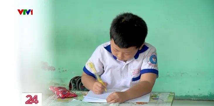 Thương mảnh đời mồ côi của hai anh em - Ảnh 1. Thương mảnh đời mồ côi của hai anh em - Ảnh 1.